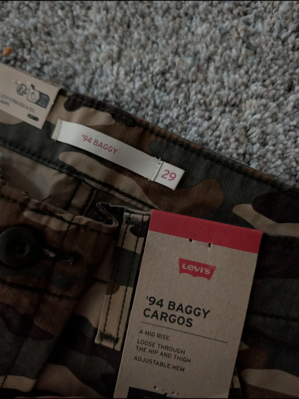 NWT Levi's '94 Baggy Camo Cargo Pants Size 29x30 29